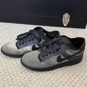 Nike Men's Black and Gray Gradient Sneakers